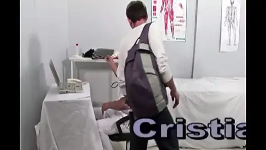 Ateşli adamlar hastanede birbirleriyle oynuyor