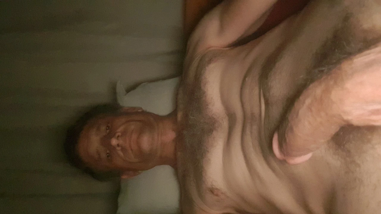 Mastürbasyon yapıyorum ve her yerime boşalıyorum.