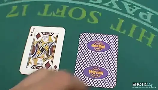 Genç kızın yüzünde mutlu sonla striptiz yapıyor