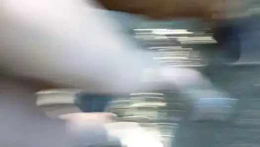 Une russe jouit dans la foret