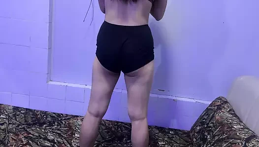 Üniversiteli kızın yatağında ev yapımı egzersiz