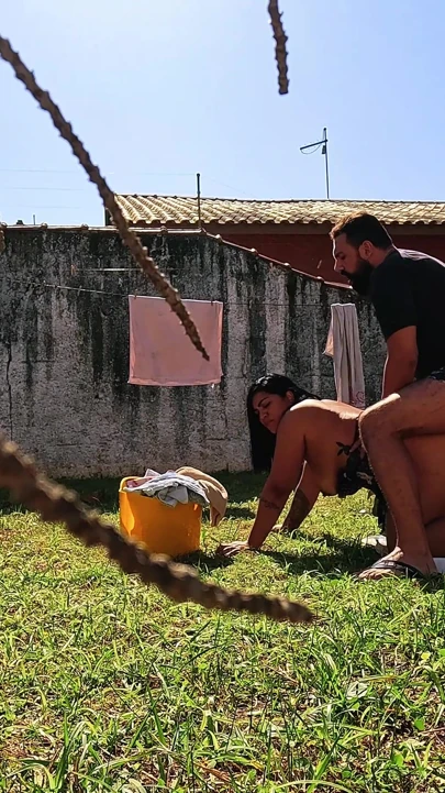 Orada cücesiz kıyafet asan orospu ve cuckold onu orada seviştirdi