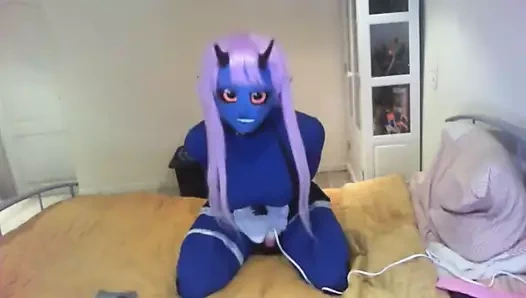 Mavi kigurumi şeytan titreşiyor