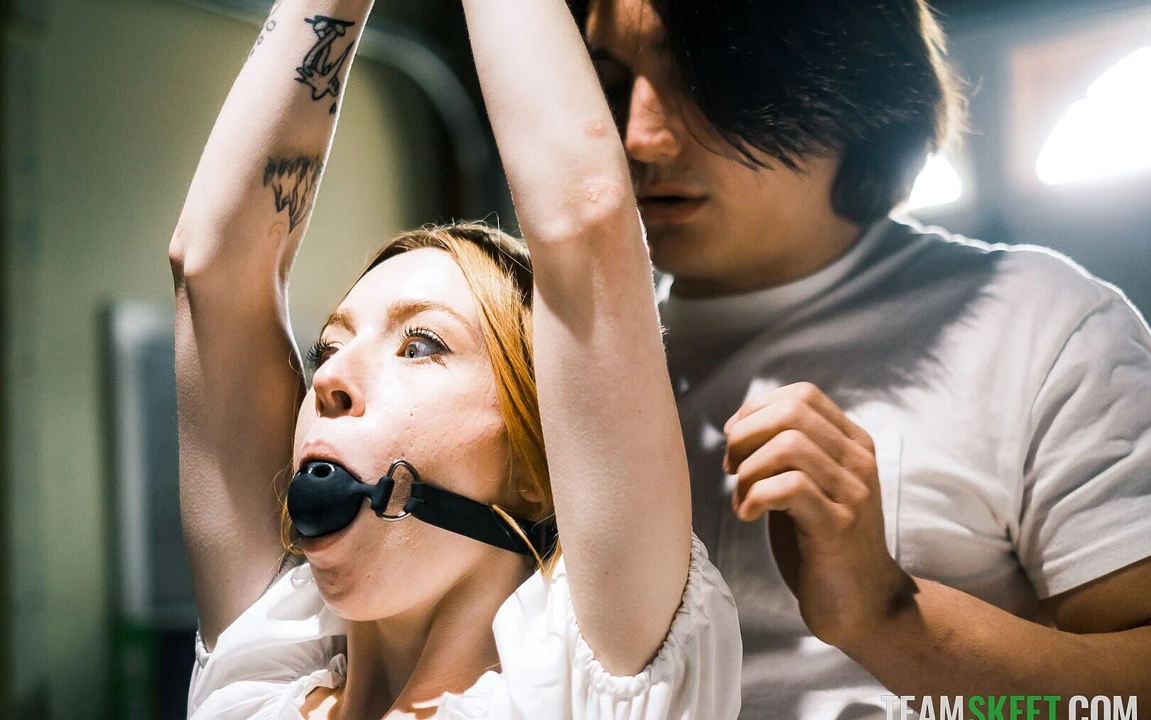 Üvey erkek kardeşi amının tadına baktı bile, şimdi üvey babasının sırası