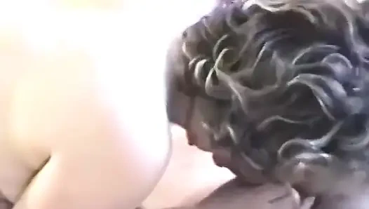 İri güzel kadın Joan ve Bob oturma odalarında sikişiyor