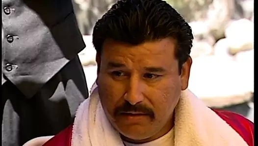 Kızıl saçlı kız patronuna borcunu ödemekte zorlanıyor ve başka bir şekilde yürümesi gerekiyor