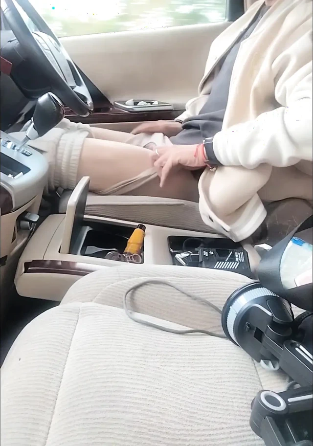 Sürüş sırasında mastürbasyon yapıyor ve boşalıyor, etrafta biraz daha araç