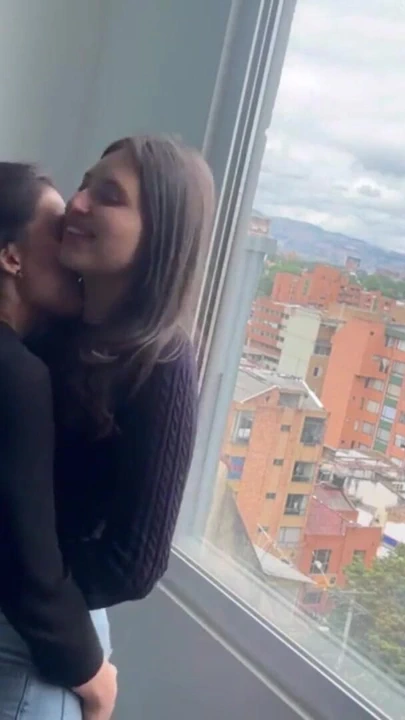 Ateşli lezbiyen çok ateşli orgazm olana kadar makaslıyor | Klip 1