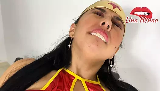 Lina henao, 1 numaralı hayranına bir fışkırtma adamak için harika bir kadın gibi giyiniyor