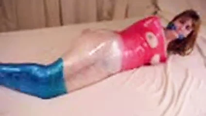 Kırmızı beyaz ve mavi sarılı kadın