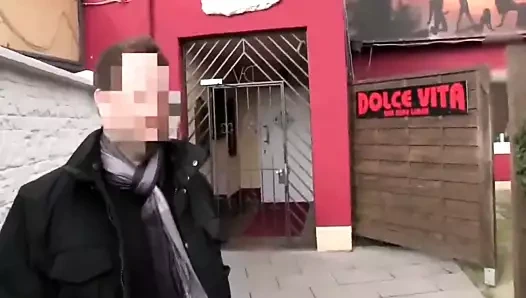 Busty seksi sarışın eş yapılmış şanslı turist boşalmak içinde dolce vita