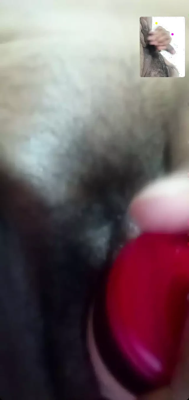 Olgun dildo ile görüntülü görüşmeyle mastürbasyon yapıyor.