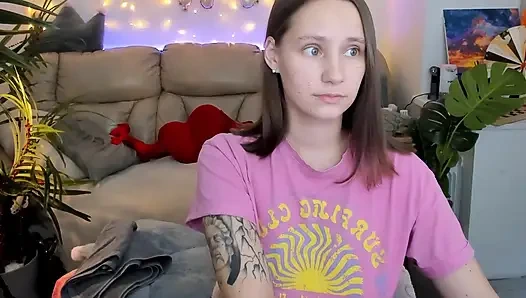 Emmekten sıkıldım ve meme ucu kıskaçlarımla seni eğlendirmeye karar verdim