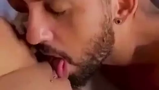 Yavaş klitorisini emiyor