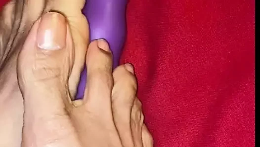 Melove küçük ayakları ve seksi uzun ayak parmaklarıyla oyuncağıyla oynuyor