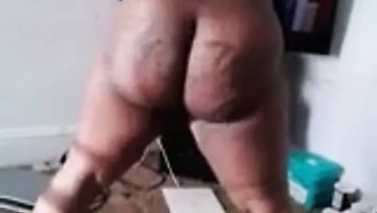 Dövmeli şımarık twerkin