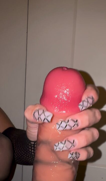Genç orta yaşlı seksi kadın raven uzun tırnaklarla şişman bir yarağı okşuyor