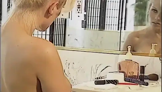 Sarışın azgın fahişe ıslak amına mastürbasyon yapıyor