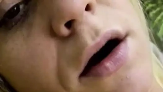 Onu kedi oynayarak kendini tatmin etmek için oyuncaklarını kullanma