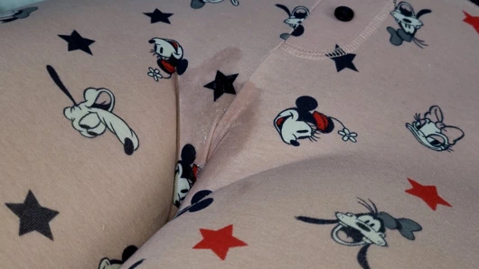 Üvey kız kardeşim am frikikli amcığıyla oynamama izin veriyor, pijamalı tatlı amcığını tükürüyor ve ovuyor