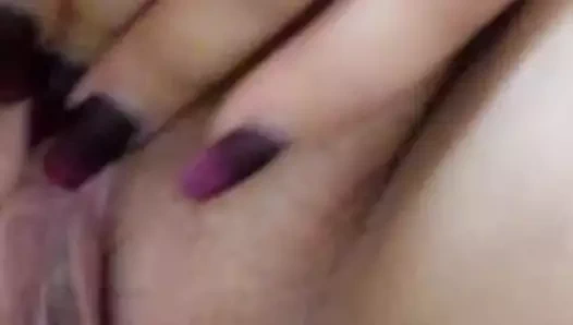 Orta yaşlı seksi kadın parmaklarıyla tuvalette yapıyor