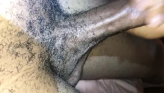 Afrikalı genç kız komşunun oğluyla ev yapımı sakso çekiyor bakış açısı