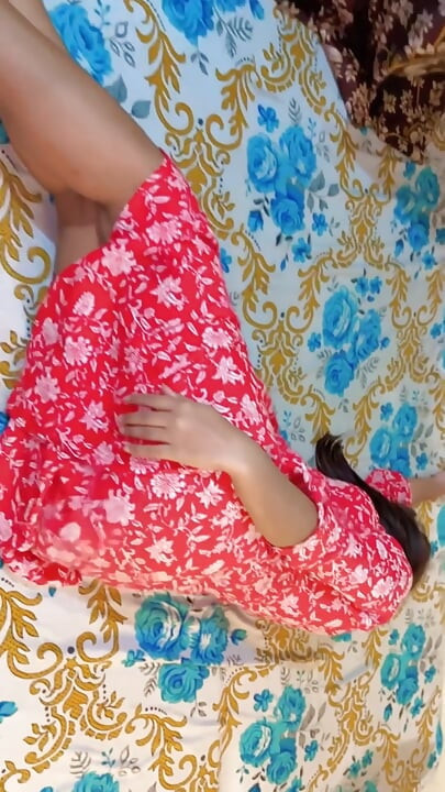 Üvey Kız Kardeşini Baştan Çıkarıyor Ve Yatak Odasında Sikişiyor