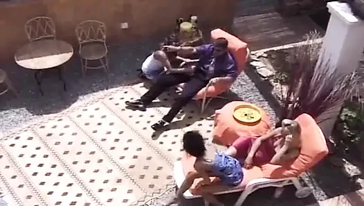 Fransız kızlar şanslı erkekleri üçlü grup sekste boşaltıyor