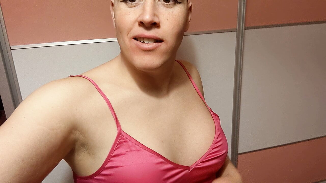 Trans kadın seni göğüsleri ve kız çük ile dalga geçiyor