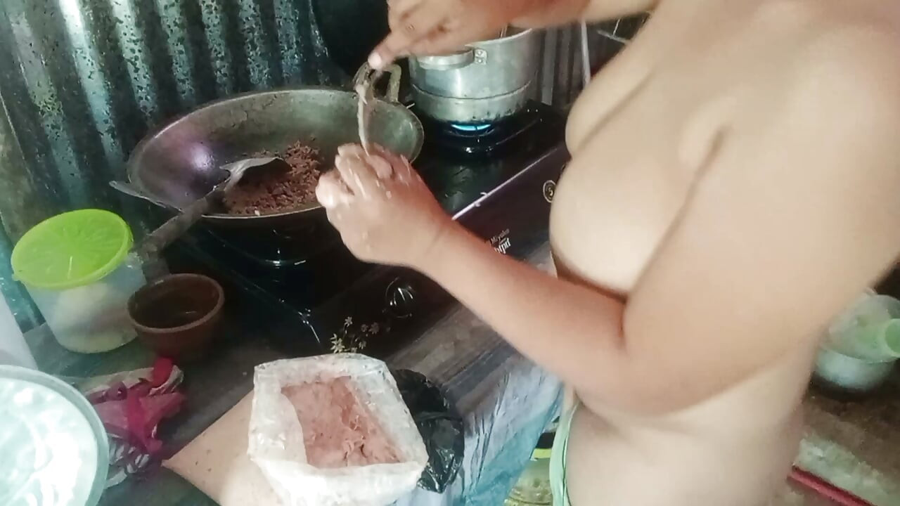 Yemek pişiren kayınvalidesi soyunuyor