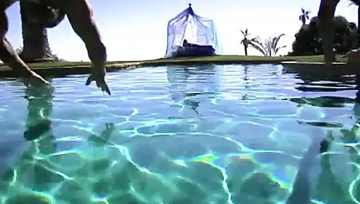 Seksi azgın sarışın Ashley için anal seks ile üçlü sikiş