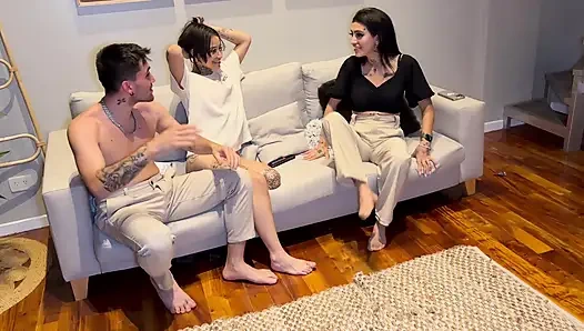 Arkadaşlarım Seks Ederken Geliyor ve Swingerlarla Sona Çatır - Anto Magali ve Mica