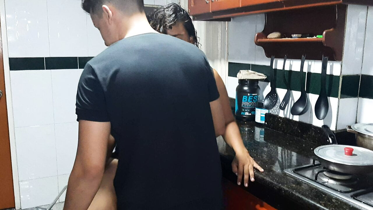 Bütün sikimi yiyor, üvey annem bir uzman!