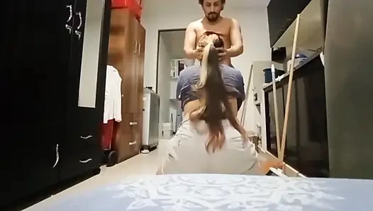 İnanılmaz! Üvey teyzem çıplak tuvalet yaparken eve geldi ve tuzağa düştü