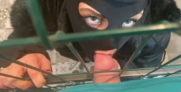 🐾 Siyah deli gömleği içinde kafese kapatılmış ve yakalı - sakso, domaltma ve boşalma