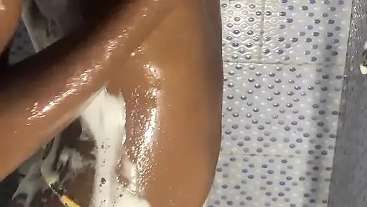 Ateşli zenci hatun banyoda tek başına