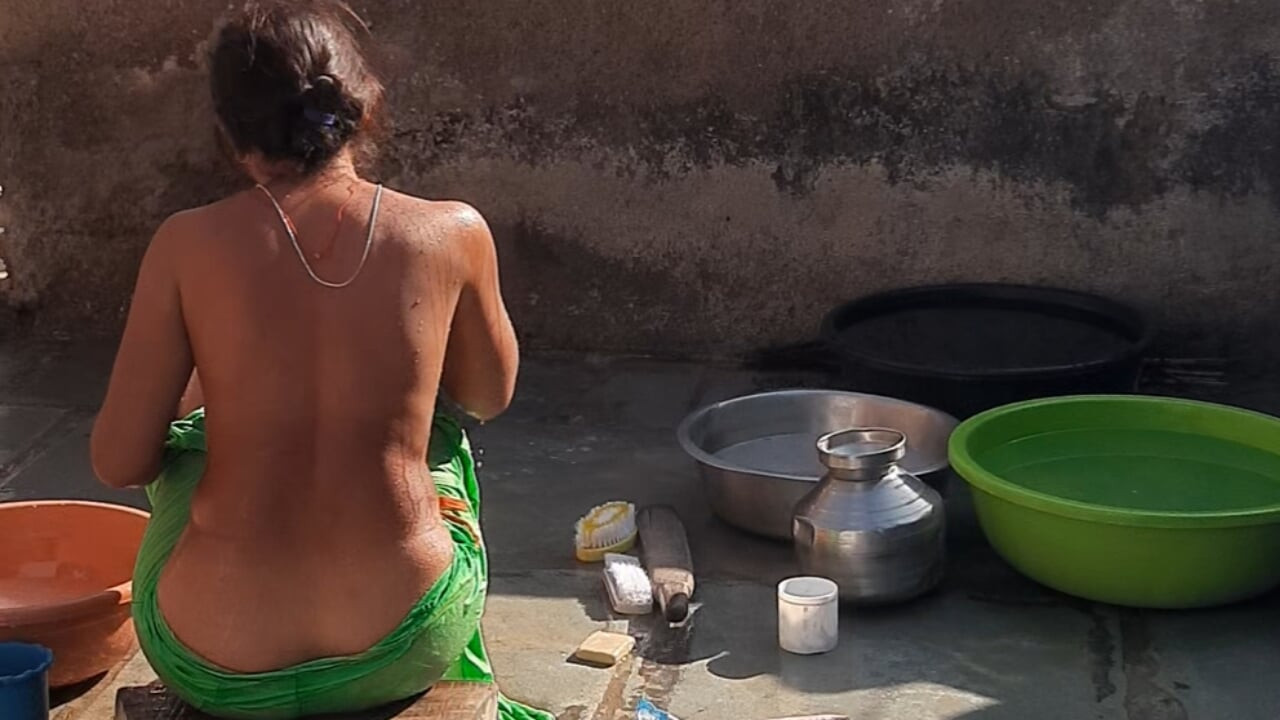 Hintli üvey kız kardeş banyo yapıyor