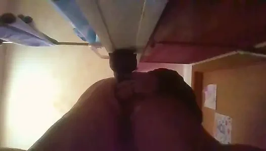 Sıkı amcık vibe götünü parmaklıyor