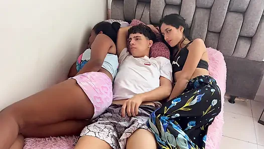 Kız arkadaşımın en iyi arkadaşıyla aynı yatağı paylaşıyorum ve beni onu sert sikiyor