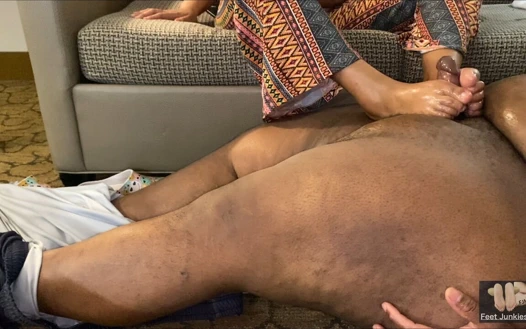 Yıldız evde misafir ayakla mastürbasyon yapıyor