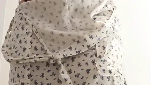 Seksi nalgona giyim mağazasında mastürbasyon yapıyor