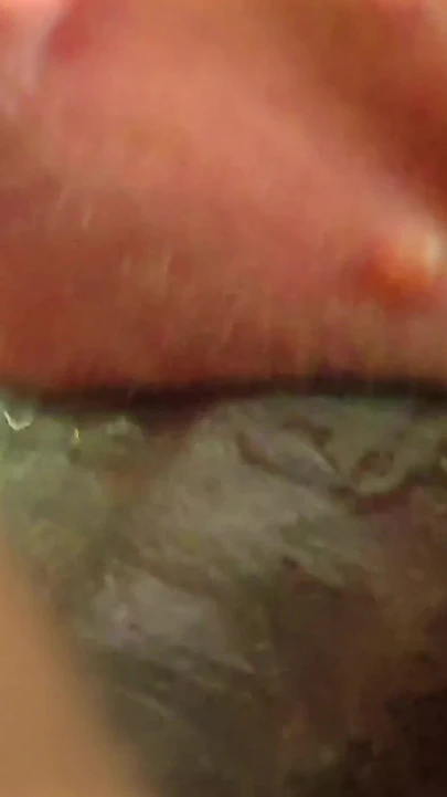 Siyah adam karısı yarağını emerken boşalmamaya çalış meydan okumasıyla oynuyor, başarısız oldu ve ağzına boşalıyor | Klip 2