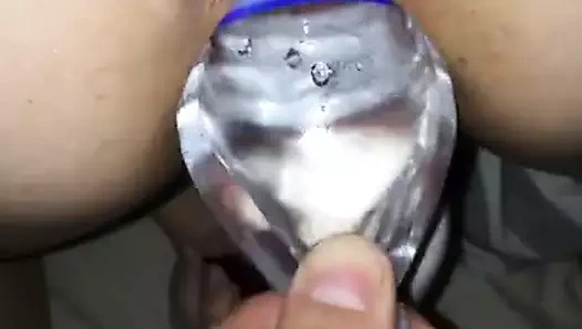 Anal çengel eş alarak su şişesi içinde kedi