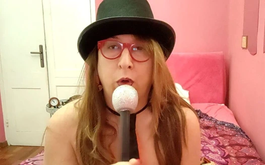 Veronica Rossi official - penis olduğunu düşünerek mikrofonla oynuyorum, fantezi seks sanattır