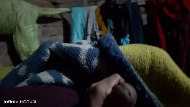 Çıplak ve seni sikiyor