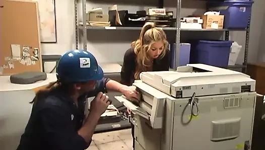 İri göğüslü Asyalı Kianna Dior halka açık yerlerde özel seksi seviyor