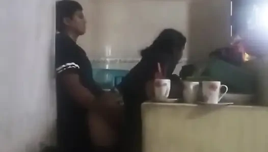 Hizmetçi mutfakta sikiliyor (karım neredeyse bizi buluyor)