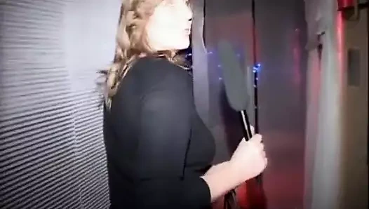 Bu grup seks partisi, orta yaşlı seksi kadınların kendilerinin tadını çıkarmak için onları değiş tokuş etmek için mevcut yarağa binmeye hazır olduğu bakış açısıyla filme alındı