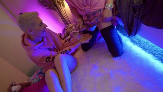 Femboy bir kızın önünde mastürbasyon yapıyor