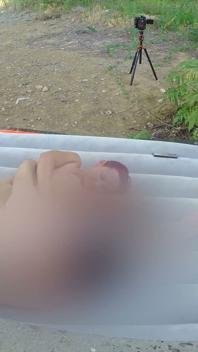 Ben onun yarağını emerken göt deliği ve amcık parmaklanıyor. Açık havada çıplak öpüşüyor ve dokunuyor
